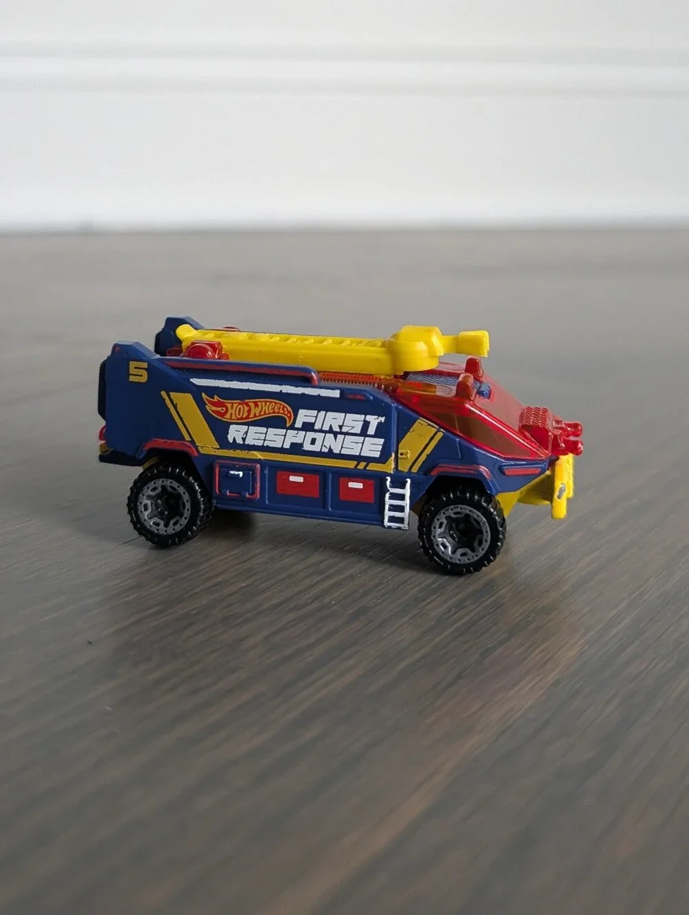 Hot Wheels Runway Res-Q First Response Truck Blue Yellow 2018
